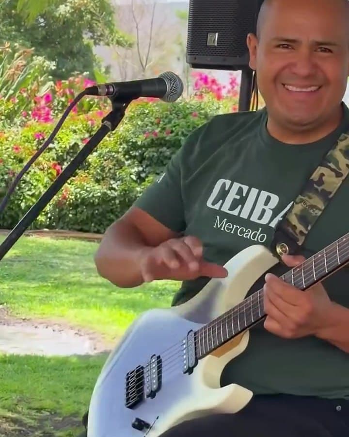 Músico tocando en vivo en Mercado CEIBA